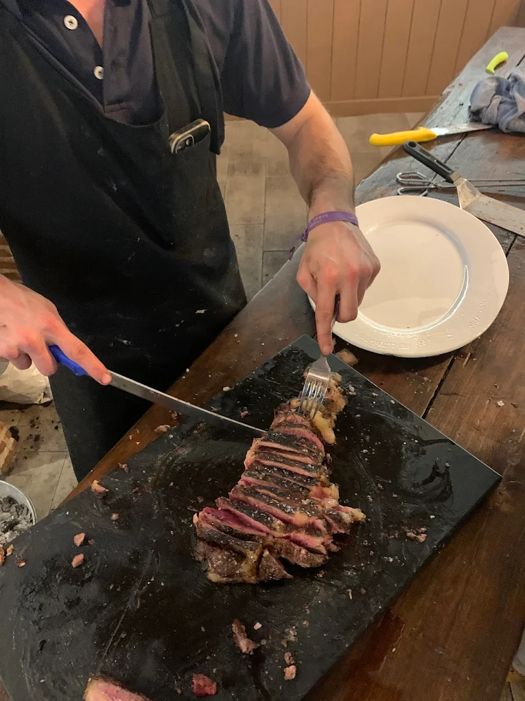 Corte de la carne en la parrilla